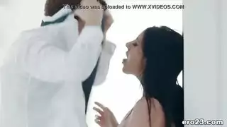 انجيلا تمسك ابنها