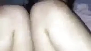 فتاة صغيرة تتعرض لضربات شرجية بينما تداعب كسها المبلل بقوة