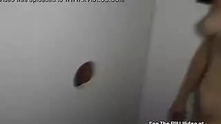 فم شاب يلف حول قضيب سميك