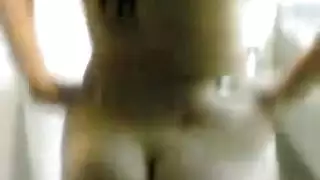الكاميرا الخفية تكشف مشاهدته لأفلام إباحية للاستمناء في الحمام