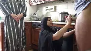 أم عربية تمارس الجنس مع قضيب ضخم بينما زوجها الديوث يستمني