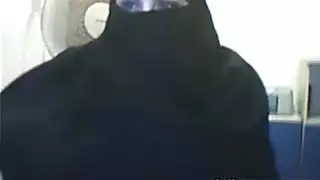 عاهرة تركية تكشف عن ثدييها الضخمين للجماع