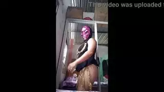 ربة منزل عربية تتحول إلى نجمة إباحية: تعرّي مقنع إلى جنس جماعي صريح