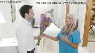 ينيك امه في المسرح