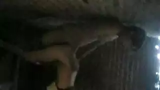 مراهق ينيك بنت صغيرة وصديقه يصور فيديو عربي