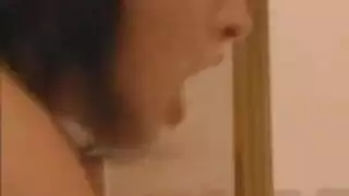 شاب يخلع ملابسه للاستعداد للضربات الجنسية المكثفة