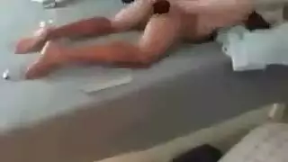 اختراق عميق وقاس تصرخ على ساقه الكبيرة